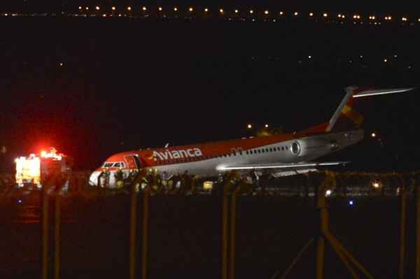 A aeronave pousou de barriga porque o trem de pouso dianteiro não abriu