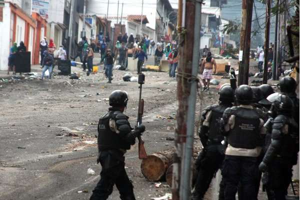 Agentes da Polícia Nacional Bolivariana entram em confronto com estudantes da cidade de San Cristóbal, no estado de Táchira: mais de 12 horas seguidas de explosões e pedradas