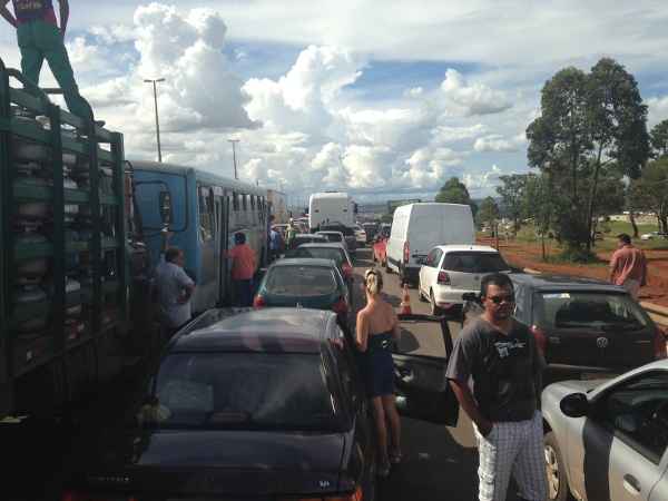 Obras do DER causam congestionamento na Epia