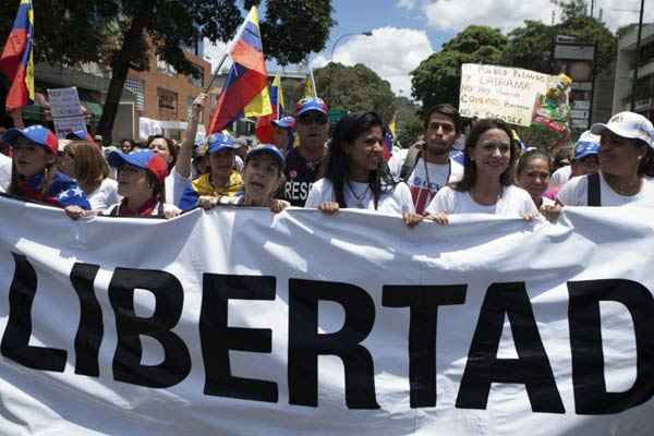 Maria Corina Machado, deputada venezuelana da oposição, participa de manifestação