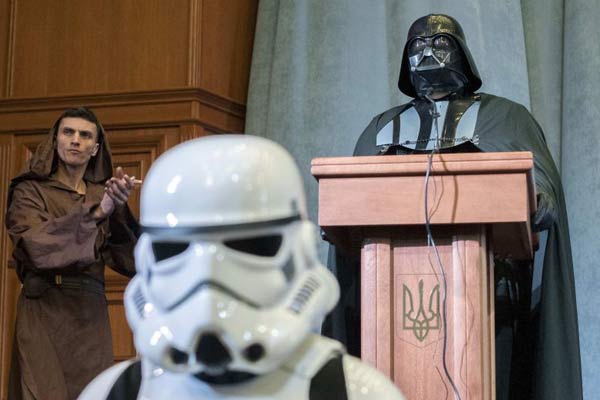 Facilmente encontrado durante as manifestações na praça da Independência, em Kiev, Darth Vader é candidato oficial pelo Partido Ucraniano da Internet