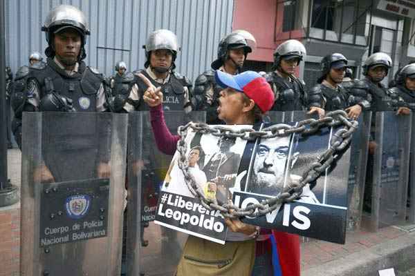 Centenas de opositores e chavistas voltam às ruas em Caracas
