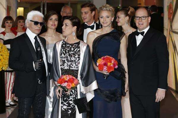 O estilista Karl Lagerfeld, que assinou a cenografia, ao lado de Charlotte Casiraghi, Princesa Caroline, Princesa Charlene e Príncipe Albert II de Mônaco