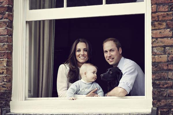 Aos oito meses, o príncipe aparece ao lado dos pais, William e Kate, assim como do cachorro Lupo