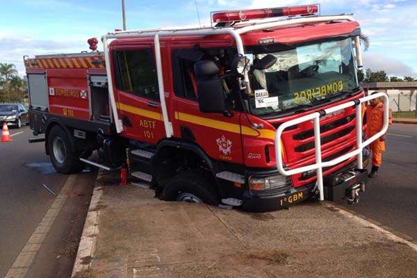 Os bombeiros estacionaram uma viatura do Corpo de Bombeiros no canteiro e o concreto acabou cedendo