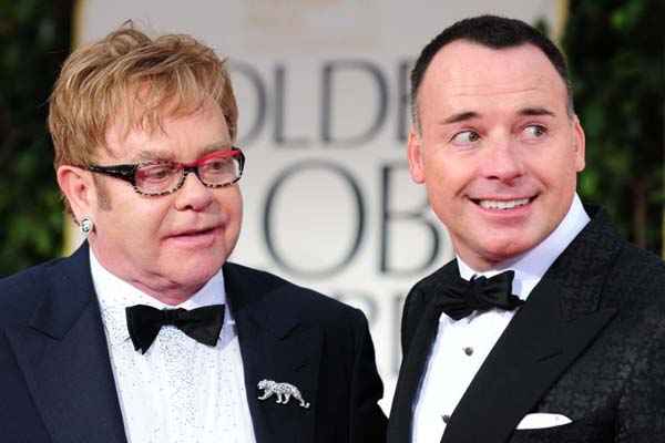 Em 2005, Elton John e David Furnish adotaram duas crianças e celebrou uma união civil