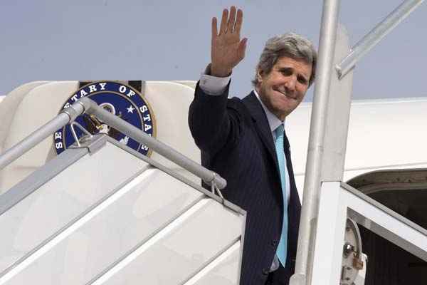 John Kerry embarca em avião e deixa Paris e volta ao Oriente Médio na segunda-feira