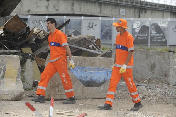 Garis da Companhia Municipal de Limpeza Urbana retiraram 140 toneladas de lixo da Maré até as 10h desta segunda-feira (31/3)