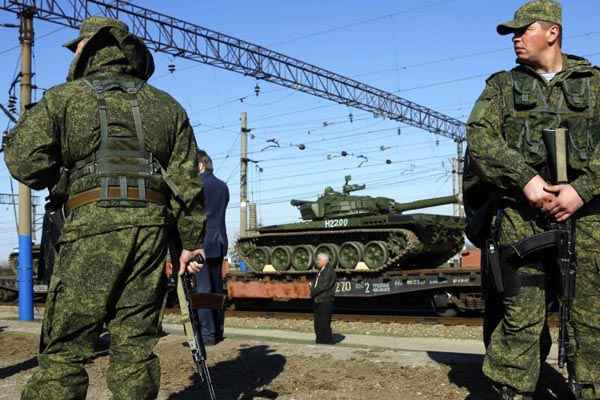 Militares russos fazem guarda com tanques russos em estação de trem no povoado de Gvardeiskoye, perto de Simferopol, na Crimeia