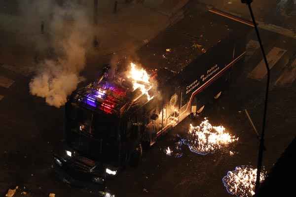 Caminhão de água da polícia venezuelana queima após ser atingido por coquetéis molotov jogados por manifestantes, em Caracas