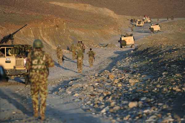 Homens do Exército afegão receberam a missão de proteger distritos da província rebelde de Nangarhar para as eleições