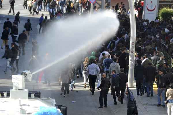 Polícia de choque usa canhões de água contra manifestantes diante do Conselho Supremo Eleitoral, em Ancara