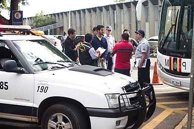 Polícia Militar, Departamento de Trânsito do Distrito Federal e reitoria unem esforços para coibir violência nos campi. Edital lançado em março prevê contratação de 166 vigilantes