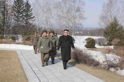 Líder norte-coreano Kim Jong Un visita comandantes das unidades combinadas do Exército do Povo Coreano (KPA) nesta foto sem data