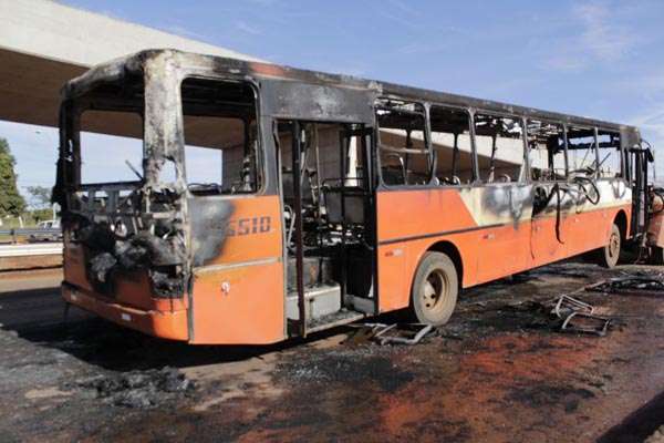 Após as chamas serem apagadas, o veículo ficou totalmente destruído