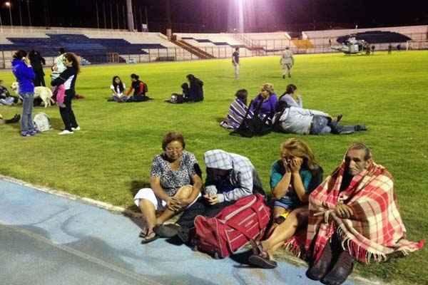 Moradores se refugiam no estádio da cidade após um alerta de tsunami depois de um forte terremoto de 8,2 graus