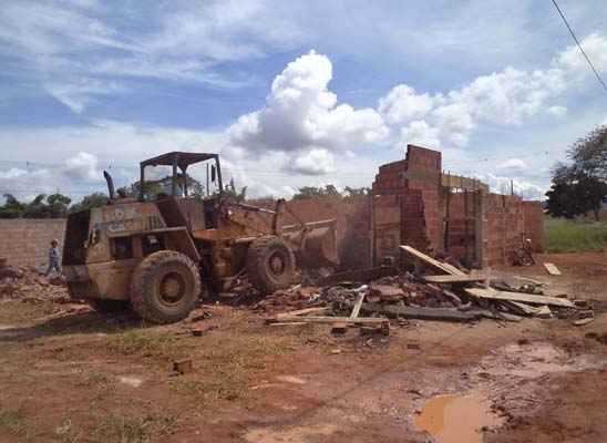 Sobradinho II: trator remove edificação em área pública