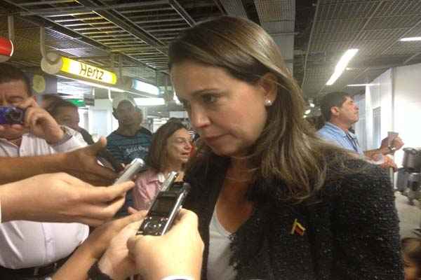 Corina disse que permanece como deputada e voltou a afirmar que Maduro 