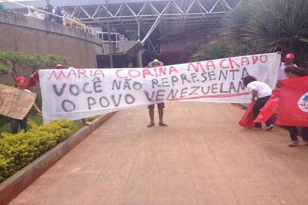 Manifestantes contrários aproveitaram para protestar contra a presença da deputada no Brasil