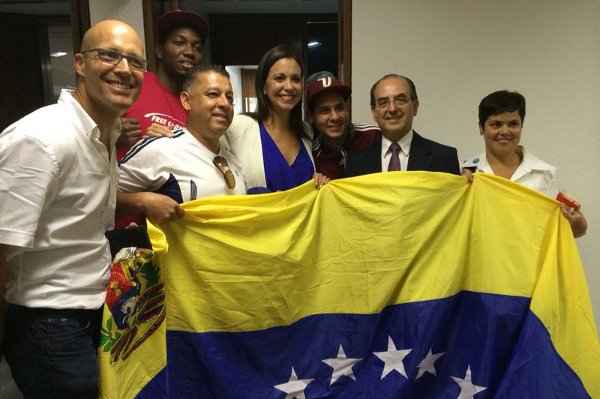 Grupo de venezuelanos que moram no Brasil e apoiam a deputada