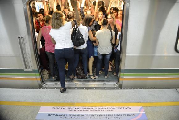 O metrô de Brasília já conta com um vagão exclusivo para mulheres, mas especialistas dizem que a medida não impede a violência