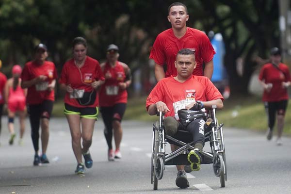 Muitos ex-militares e ex-policiais que perderam as extremidades ao pisar em minas completaram os 11 quilômetros da corrida