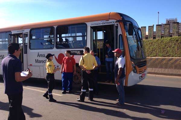 Agentes do Detran conversam com motorista de ônibus após atropelamento