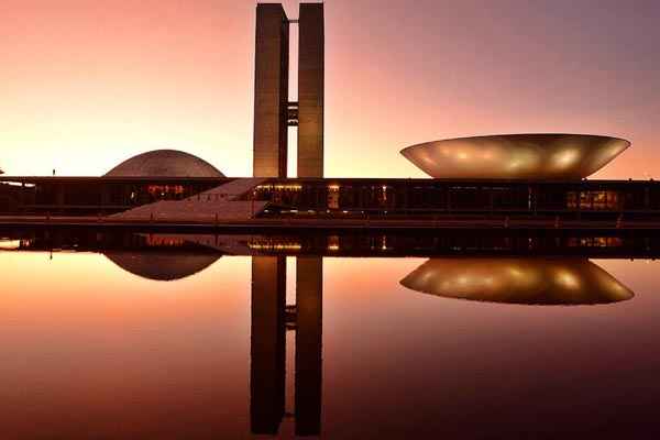 O sol vai aparecer entre poucas nuvens no Distrito Federal