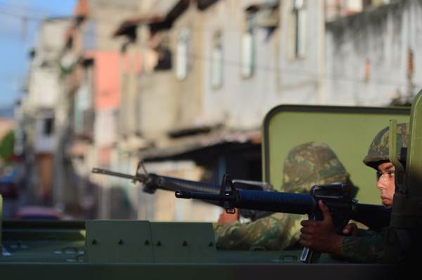 Soldados brasileiros patrulham a rua durante as operações de segurança em Vila Pinheiro