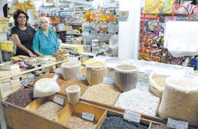 Maria de Moraes,89 anos,vende grãos em armazém do Mercadão,assim como o marido já fazia há 45 anos