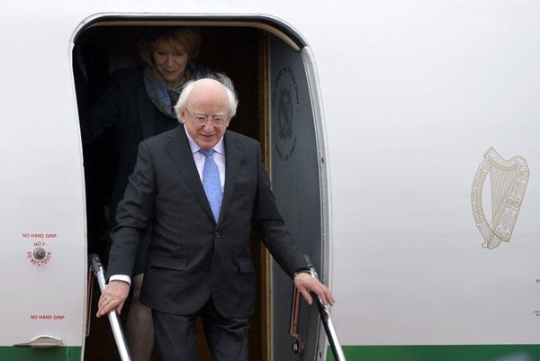 Presidente da Irlanda Michael Higgins chega ao aeroporto de Heathrow, perto de Londres. Ele e sua esposa vão participar de uma visita de Estado à Grã-Bretanha como convidados da rainha Elizabeth