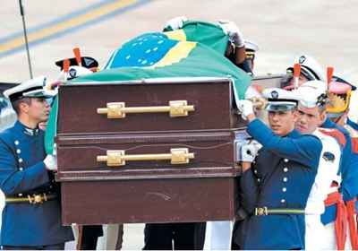 Urna com os restos mortais de João Goulart chega a Brasília para o funeral com honras de chefe de Estado em novembro passado