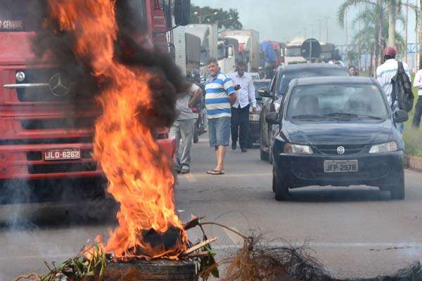 Com BR-040  bloqueada, motoristas descem de veículos para observar protesto