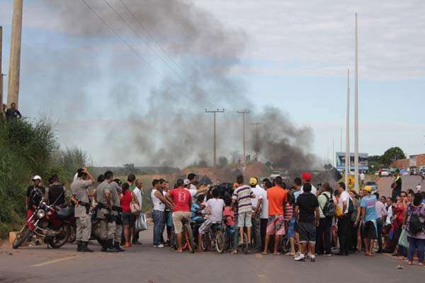 Novo Gama: em protesto, rodoviários bloquearam a G0-520 com pneus