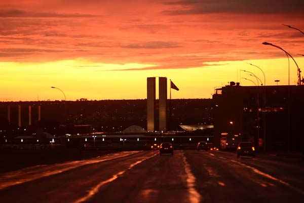 O sol apareceu entre nuvens no começo da manhã