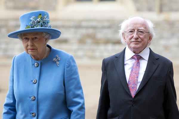 Rainha Elizabeth II caminha ao lado do presidente da Irlanda, Michael D. Higgins, durante recepção cerimonial no Castelo de Windsor