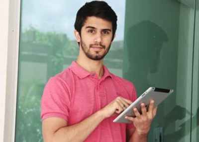 O programador Renington Neli, 25 anos, utiliza o iPad pessoal no trabalho: 