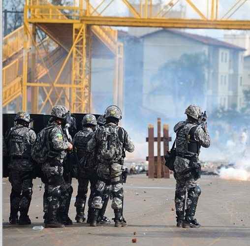 Militares jogam bombas de gás para dispersar manifestantes