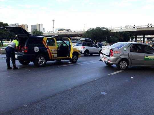 Polícia bloqueia a via próximo à Rodoviária do Plano Piloto