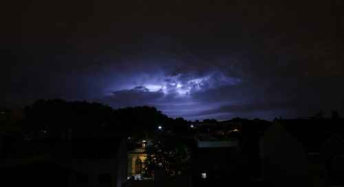 Durante a madrugada desta terça-feira uma impressionante tempestade elétrica era registrada em Buenos Aires, capital argentina