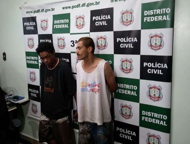 José Roberto da Silva (e) e Cristiano de Souza foram apresentados pela polícia