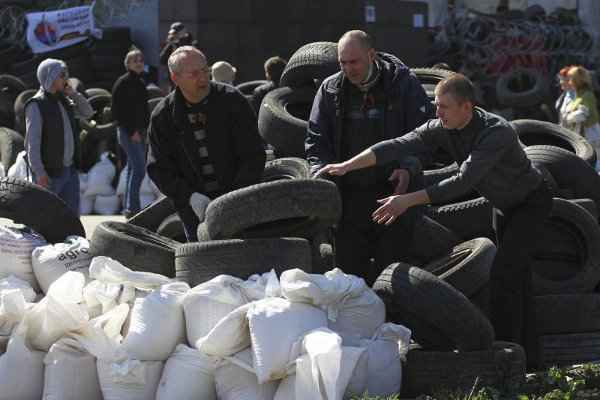 Homens erguem barricada para isolar prédio administrativo em Donetsk: manifestantes pró-russos anunciaram a criação de um governo provisório na região