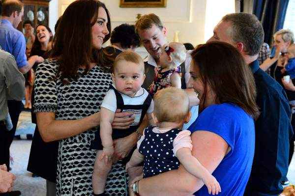 Os bebês ficaram em uma sala dominada por uma grande foto da bisavó de George, a rainha Elizabeth II, com almofadas e brinquedos espalhados no chão