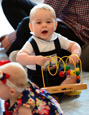 Os bebês ficaram em uma sala dominada por uma grande foto da bisavó de George, a rainha Elizabeth II, com almofadas e brinquedos espalhados no chão