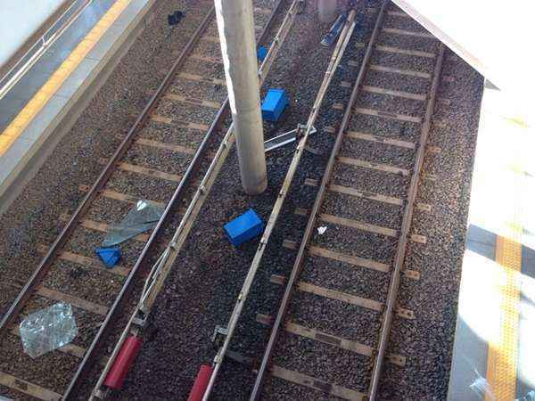 Objetos foram jogados nos trilhos do metrô