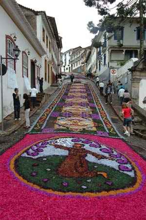 Tapetes preparados para a Procissão da Ressurreição na Semana Santa, em Ouro Preto