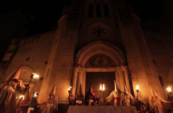 A Procissão do Fogaréu é destaque em Goiás Velho: tambores e a marcha dos participantes marcam o ritual