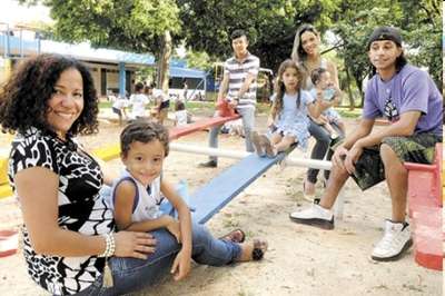 Sandra (E) e Márcia passaram pelo jardim de infância e têm filhos e sobrinhos que estudam ou vão estudar lá