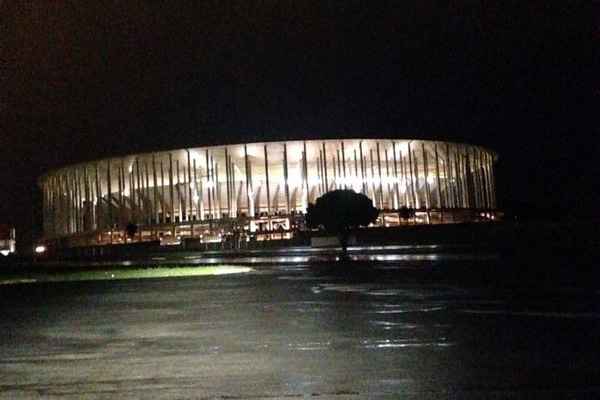 Contraste: Asa Norte no escuro e o estádio Mané Garrincha com todas as luzes acesas