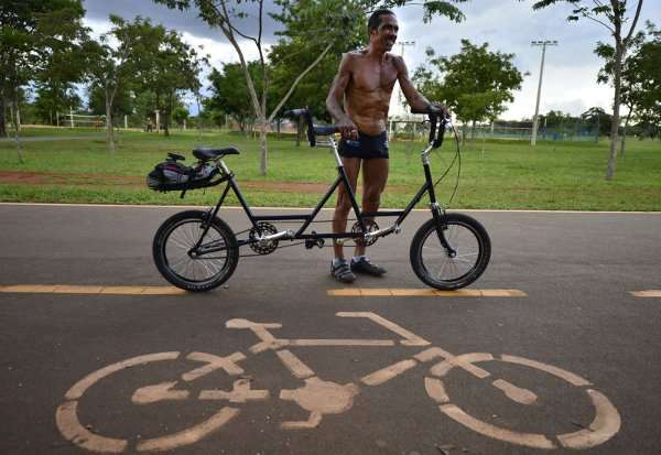 Zé do Pedal diz que a camelinho ou nuvenzinha foi montada a partir da antiga Monareta, sucesso dos anos 1960